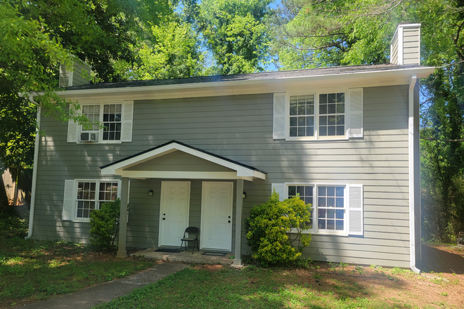 Outside view of newly painted property - 2 Bedroom, 1 bath rental property 10 minutes from Emory University!