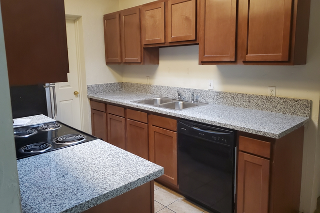 Granite kitchen - 5 bed 3.5 bath home near Banner UMC and UofA