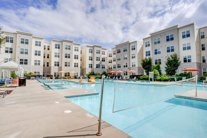 Pool/Courtyard - Rush Student Living Apartments