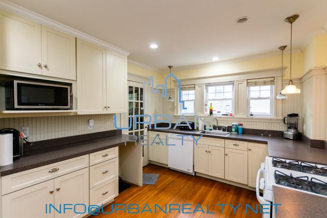 KITCHEN - ****JUNIOR YEAR 2026-2027**** 7 BED 3 BATH HOUSE ON FOSTER ST
