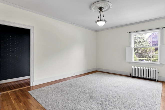 bedroom - Across from Homewood Campus, Redbrick building