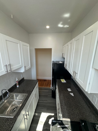 Hub Realty - Front facing renovated studio with dishwasher