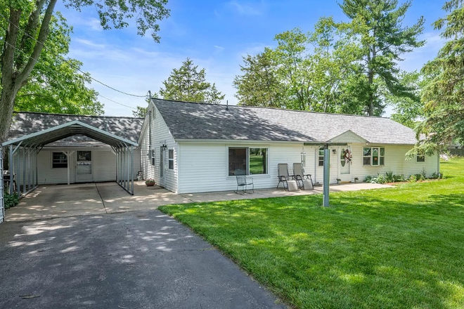 Walking up to the home from the carpark in the driveway - 3 Rooms for Rent in Spacious Home Near Campus(Spring 2026 & Academic or Full-year leases 2026-2027)