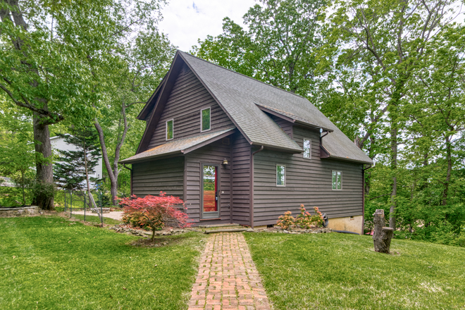 front - 3 bed/2bth Pet friendly home in Blacksburg with a fenced yard!