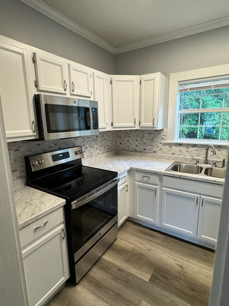 Kitchen #1 - A Hidden Gem Minutes from UMMC Apartments