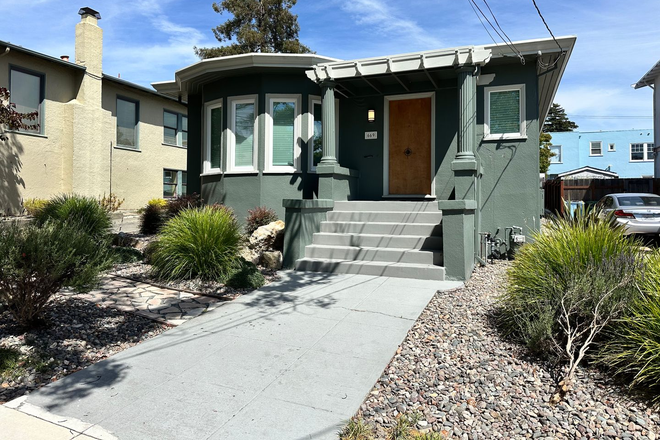 - Charming 2BR Berkeley Home with Updated Kitchen, Garage & Backyard