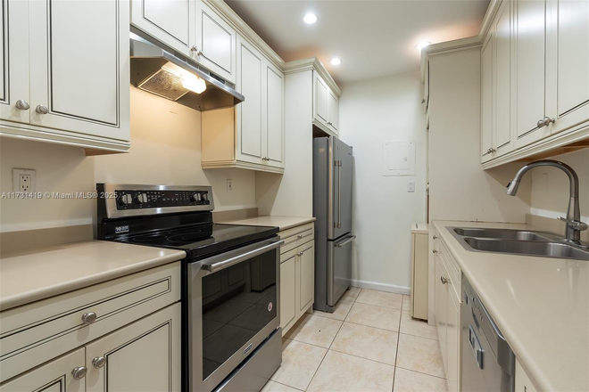 KITCHEN - 9354 SW 77th Ave APT I5