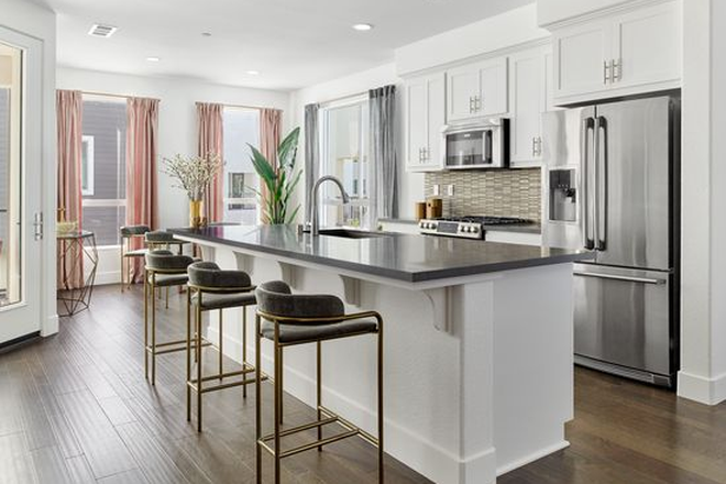 second floor; kitchen - Ensuite master bedroom in a townhouse in Marina Bay