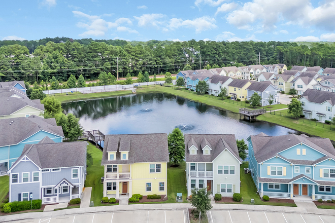 on-site pond - College Town at Coastal Apartments