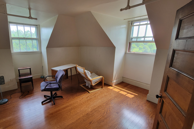 Bedroom - 1 single occupancy Bedroom in quiet Main St Amherst location on bus route Apartments