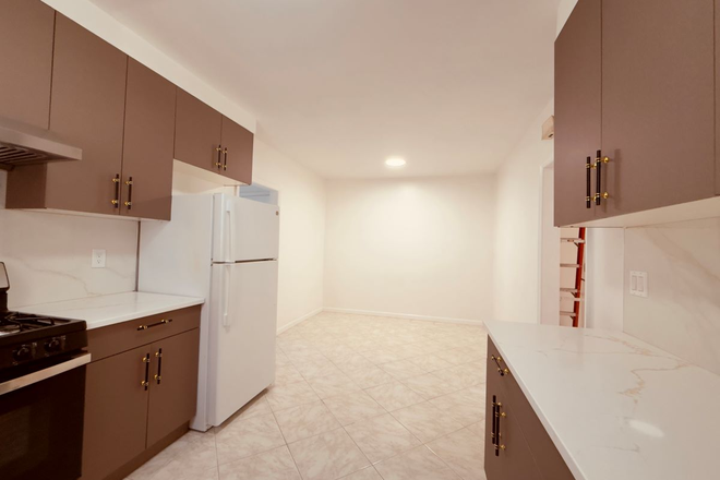 Kitchen - 🏡 Spacious 3BR | 30 mins to Downtown Brooklyn & Manhattan | in Brooklyn Dyker Heights Apartments