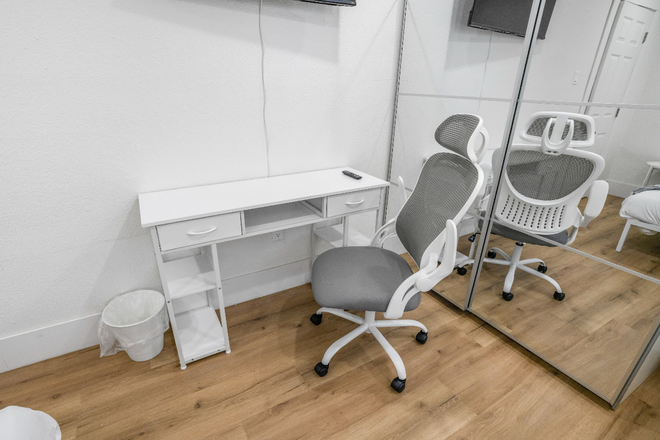 Desk - Remodel private room fully furnished all utilities included Apartments