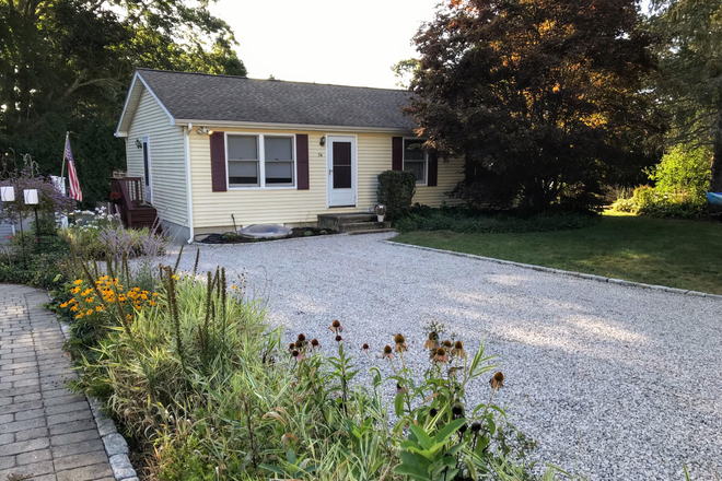 Front of house and driveway - Nice house in quiet and convenient neighborhood (3 or 4 bedrooms)