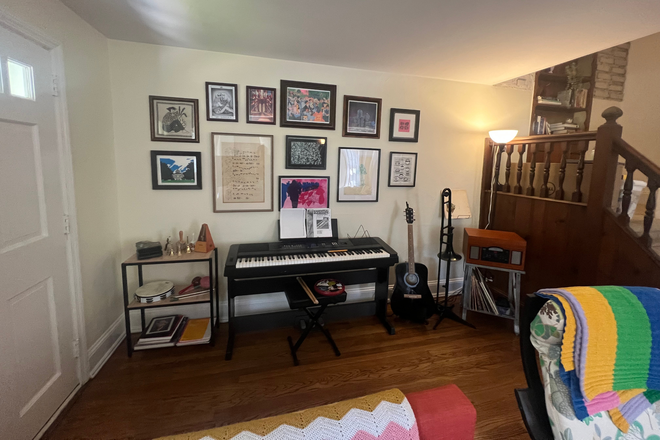 Living room - Rooms in shared thome for female-Cranbury Rd-Princeton Junction