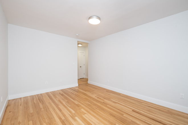 Hub Realty - Brighton, fabulous 1 bedroom, move in before classes begin Apartments