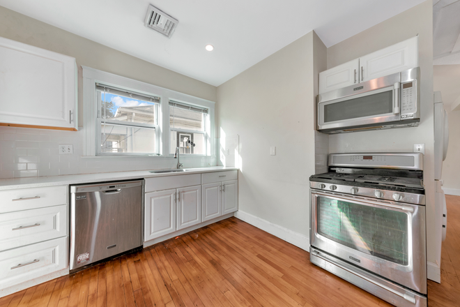 . - Renovated 4BR Apartment Near Tufts with Two Decks, Patio & In-Unit Laundry