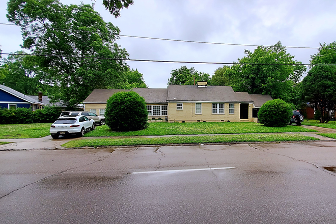 Left view of the house. On-site parking. - Spacious house in University Circle w/ driveway parking 5 bed rms, 4 bath rms
