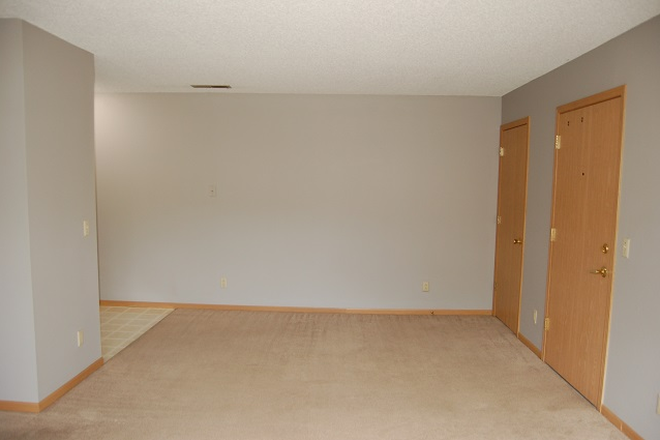 Dining Room - Updated 2 Bedroom FREE Parking! Walk to Class UIHC, Law, Pharmacy, Dental Kinnick!! On Bus Route! Apartments