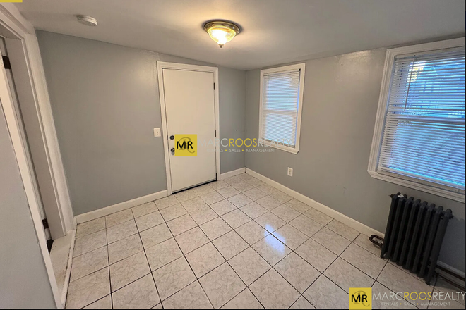 Call NOW for showings! 617-236-8600 - JEFFERSON STREET - LOVELY NEWTON 2 BED W/ LAUNDRY IN THE BUILDING! *AVAIL NOW!* Apartments