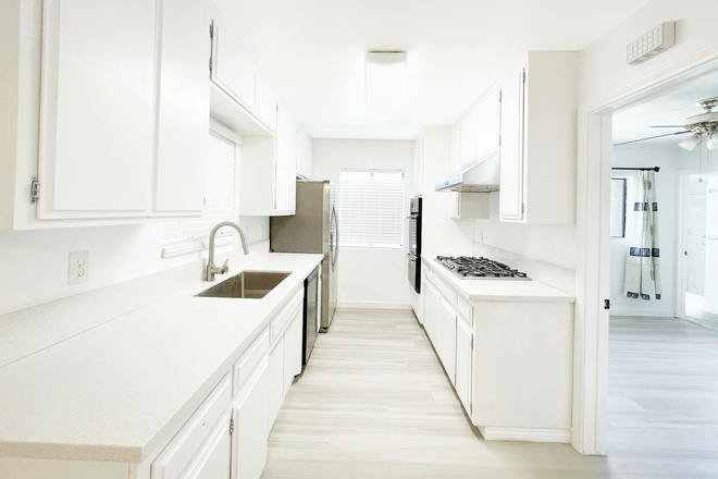 Kitchen - 3 Bedroom 2 Bathroom House Walking Distance