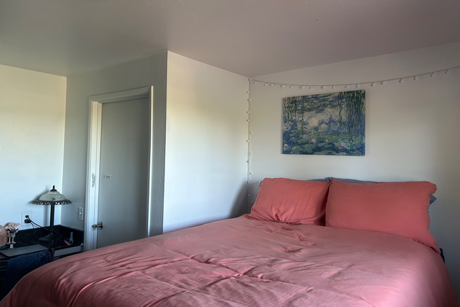 Bedroom - Summer Sublet at Capri - Close to Campus! Apartments