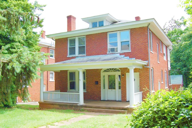 Front Photo - 5 University Court