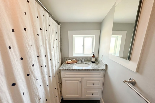 . - 2 BEDROOM/1 BATHROOM CAMBRIDGE APT | NO BROKER FEE | LAUNDRY IN BUILDING | AVAILABLE 09/01
