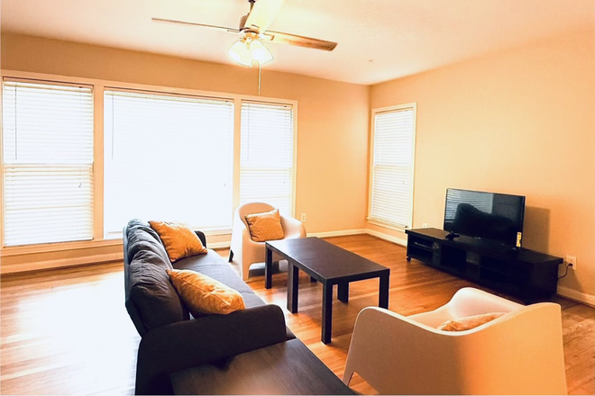 Living room open to dining room - 2007 Sheridan St. 5 minutes Walking or Biking Distance to RICE University Campus House