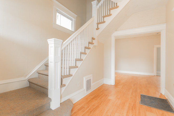 1138 Pleasant Street Living Room - 1138-1140 Pleasant St Apartments