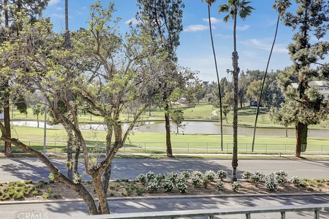 Backyard - Bright & Clean Room for Rent! House