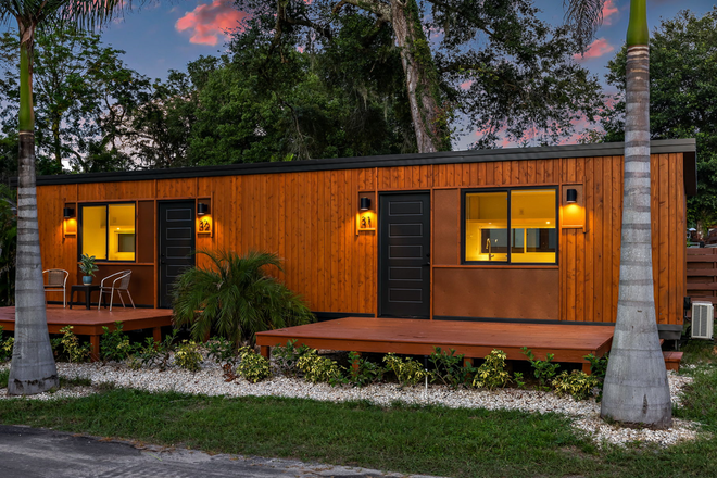Duplex-Style Unit with Parking - Private Studio in Tropical Setting Duplex