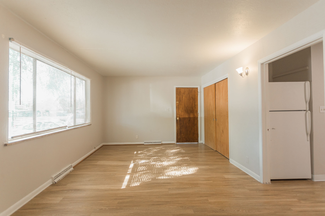 710 30th Street #B Living Room - 710 30th St Apartments