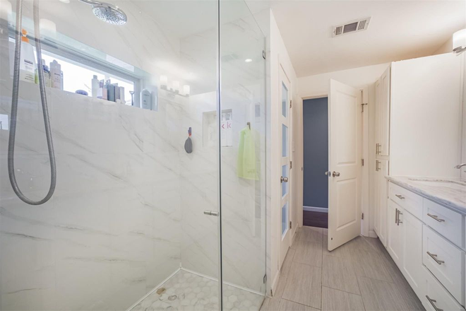 Bathroom 1 - Room for rent just minutes walk from UoH and TSU. 10 min drive to Rice University. House