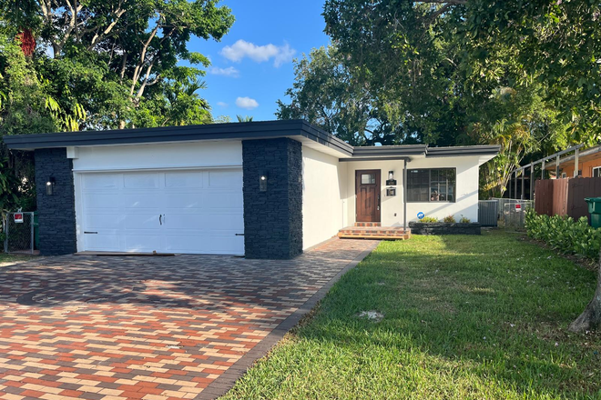 Front of the House - Complete House close to campus