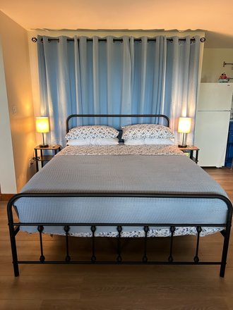 Queen size bed - Sunset Ridge Apartments