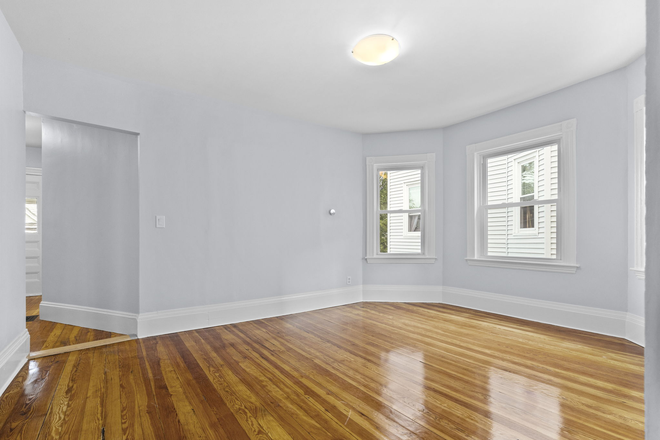 living room - **NO BROKERS FEE!!** Renovated 5 Bed / 2 Bath w/ LAUNDRY IN UNIT!! Available 9/1/26!! Apartments