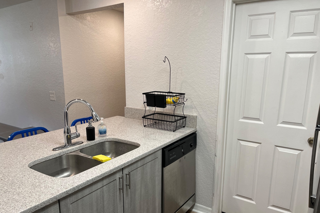 Kitchen - Northgate Lakes Apartments