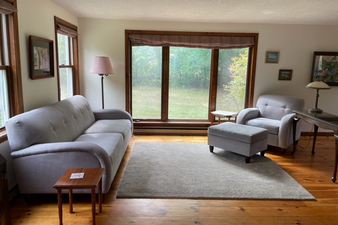 South-facing living room with insulated curtains. - 2 br House, through end April