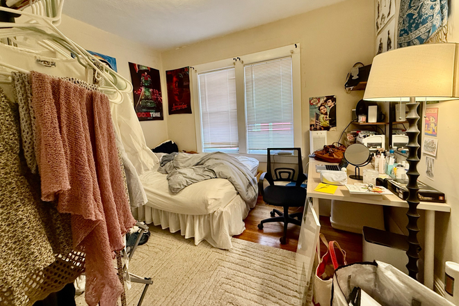 Bed room - 5 beds/ 2 baths Apartments