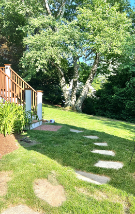 walkway from front to back - 5 BR/3.5 Ba: Belmont <2 mi to Cambridge. Quiet residential w/ easy access MBTA,shops,restaurant House