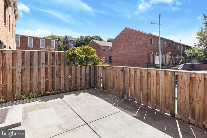 Patio - Townhouse walking distance to hospital with parking