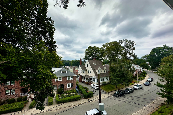 ... - SPACIOUS 4 BED WITH DECKS Apartments