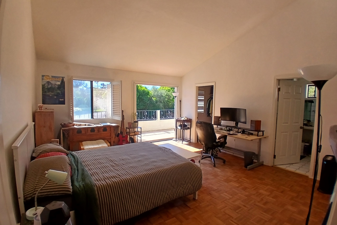 Bedroom - Beautiful spacious room in La Jolla-- large yard and quiet neighborhood!