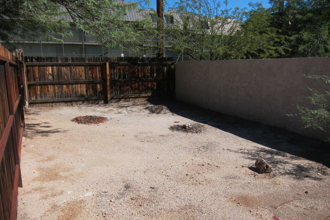 Front - Efficiency 2 blocks west of campus House