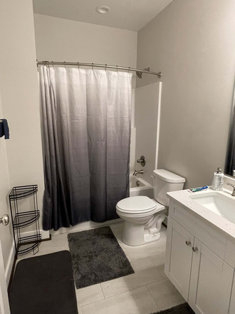 Upstairs bathroom ( shared by 2) - Richmond loft company