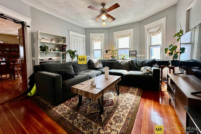 Call NOW for showings! 617-236-8600 - LOWELL ST - HUGE TOP FLR DUPLEX 5BR NEAR TUFTS W/ IN UNIT LNDRY, 2 DECK, RNTL PRKNG AVAIL *9/1/2026*