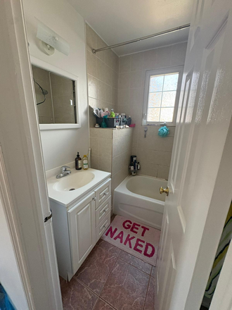 Bathroom - 1 bedroom available in 3-bed, 1 bath on UofT campus, 5 min walk from Sid Smith (female only)