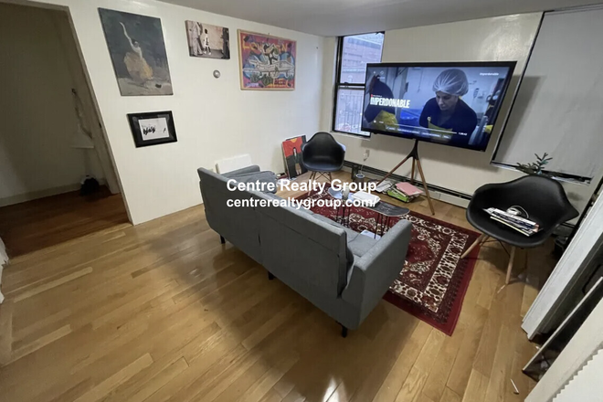 - - No Broker Fee!! Close to Campus! Sunny & Bright 1 Bed w/ Laundry in Building Avail. 9/1/26!! Apartments