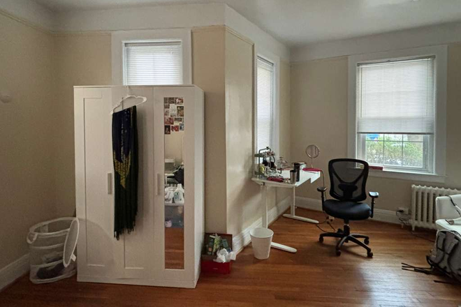 Bedroom showing dresser, desk, seating, and bookshelf - DeSoto Apartments, 1 Room close to campus Summer Sublet