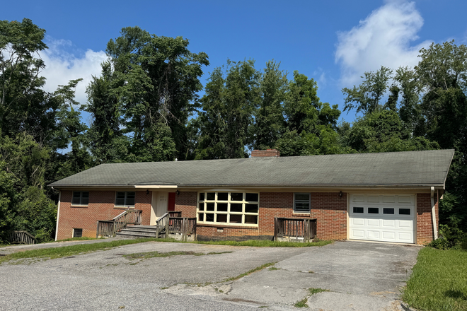 Front ext - 205 Reynolds - Upstairs Duplex
